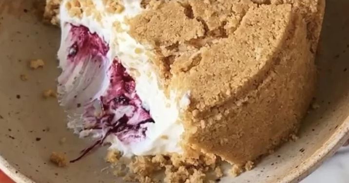 آموزش جامع طرز تهیه چیز کیک یخچالی با طعم توت فرنگی و شاتوت