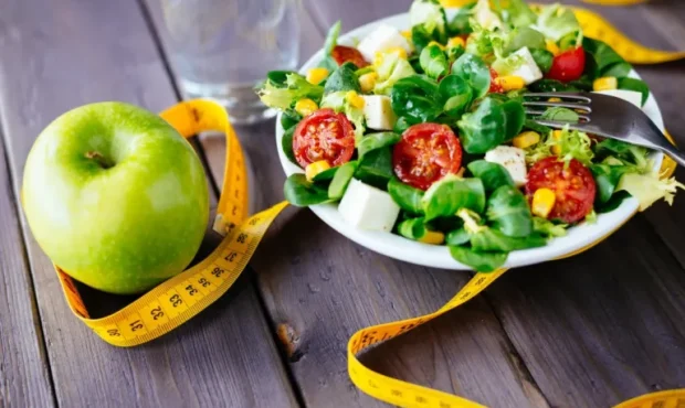 کاهش وزن پایدار: چگونه با کم کردن تدریجی کالری به وزن ایده‌ آل برسیم؟