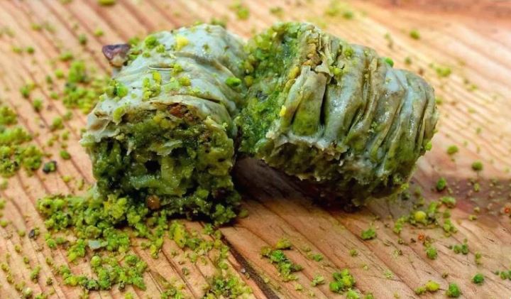 دسر دلمه پسته‌ای با خمیر یوفکا: طعمی نو برای پذیرایی‌های ویژه