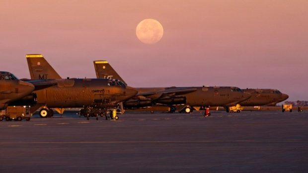 بمب&zwnj;افکن B-52