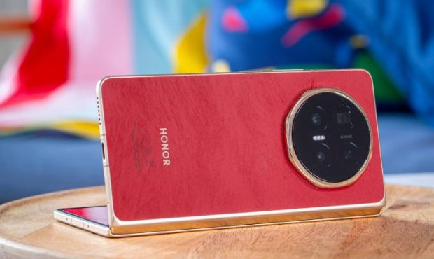 نسخه قرمز آنر Magic V6 زیر ذره‌بین؛ هنرنمایی نور و بافت