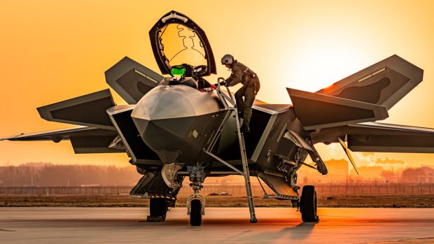 جنگندههای پنهانکار J-20 چین
